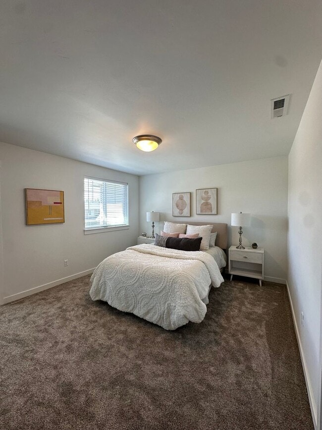 Building Photo - Gorgeous newer townhome in SE Bend!
