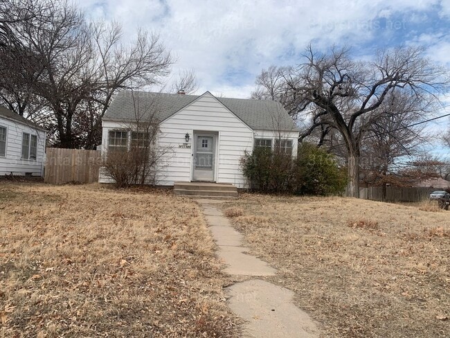 Building Photo - $900 - 2 bedroom / 1 bathroom - Single Family Home *COMING SOON*
