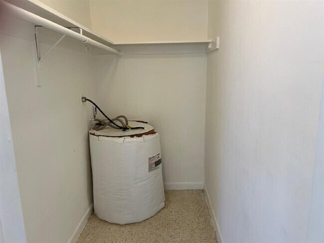 Building Photo - 270 NE 40th St