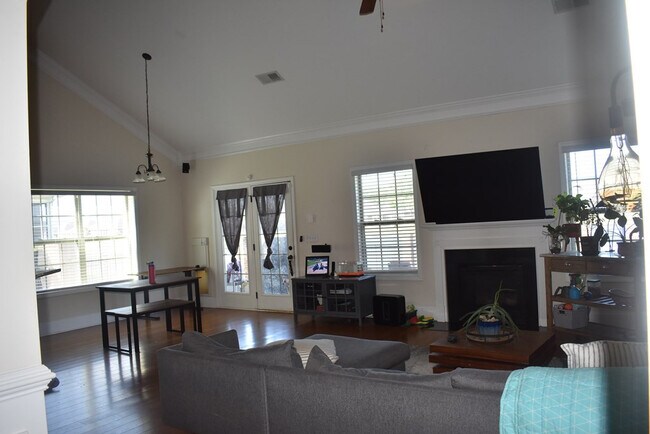 Building Photo - 2190 Harborview Dr
