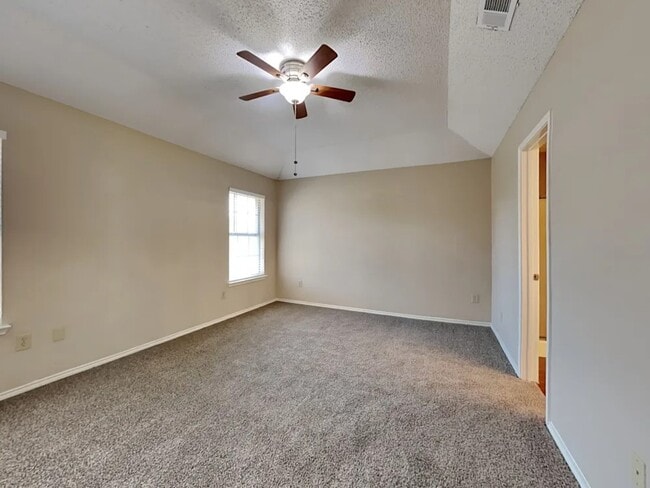 Building Photo - 923 Teakwood Ln