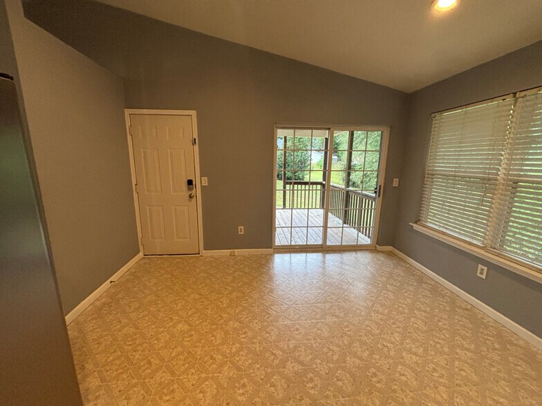 Building Photo - 438 Old Colony Rd