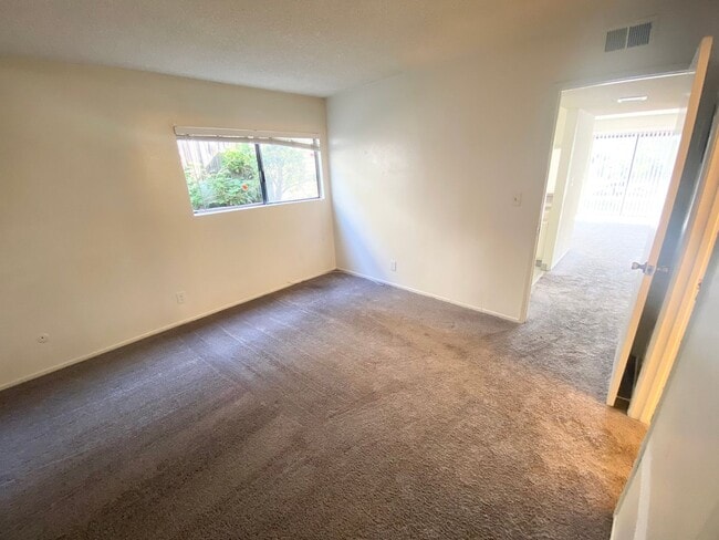 Building Photo - Large 1 Bedroom 1 Bath In the Lantern District of Dana Point!