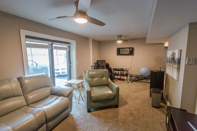 Building Photo - 237 Eisenhower Dr