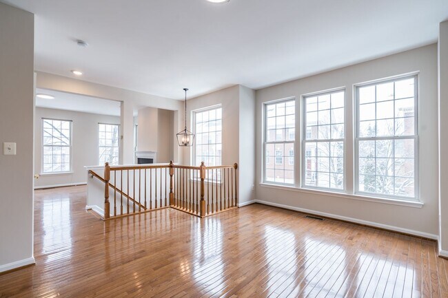 Building Photo - Immaculate 3 Bed 2 Full & 2 Half Bath End ...