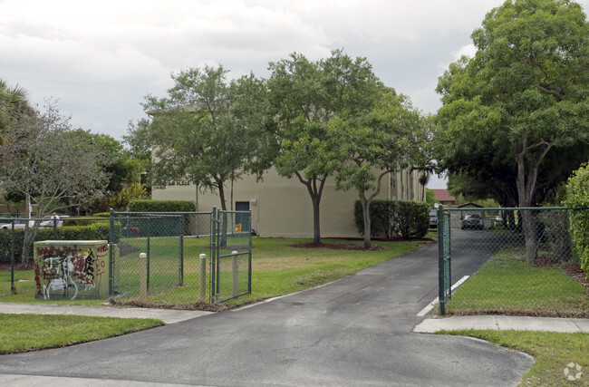 Building Photo - Coral Bay Plaza