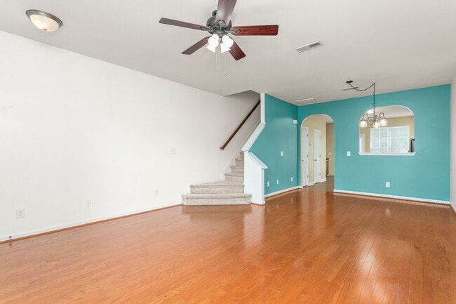 Building Photo - **Charming 2/2.5 Burlington Townhome**