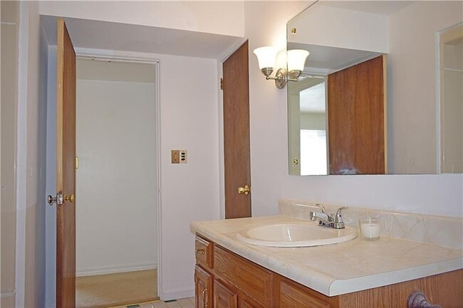 Building Photo - 100 Primrose Ave