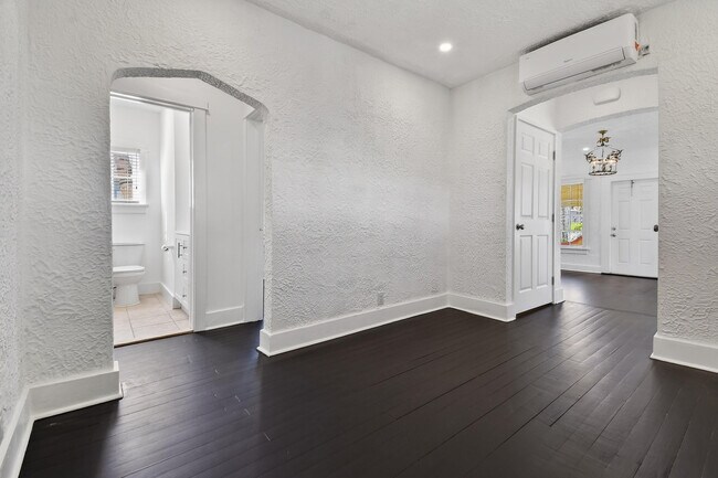 Building Photo - 208 S K St