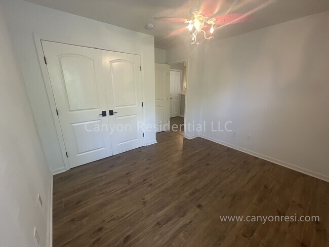Building Photo - Beautiful 3b Room!Move in ready!