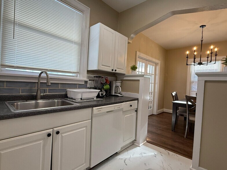 Building Photo - 2207 McCausland Ave