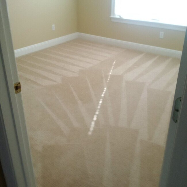 Building Photo - Beautiful 4 Bedroom 2 and 1/2 bath home in...