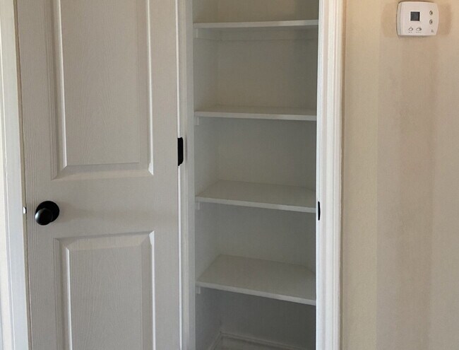 Building Photo - "Spacious 3-Bed Condo with Granite Countertops & 2.5 Baths in Prime San Antonio Location!"