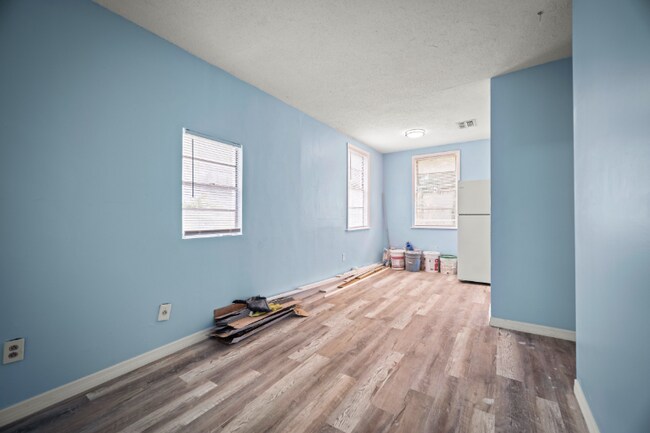 Building Photo - 1723 E 23rd St