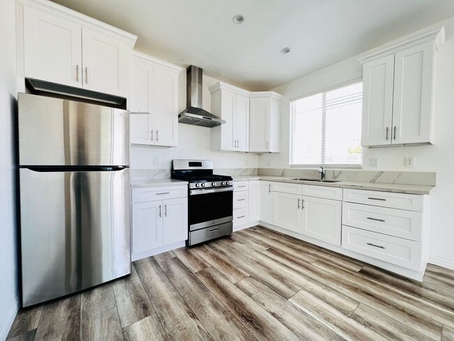 Building Photo - Private 2 bedroom, 1bath back house