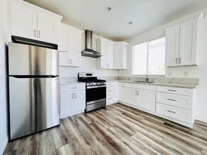 Building Photo - Private 2 bedroom, 1 bath back unit