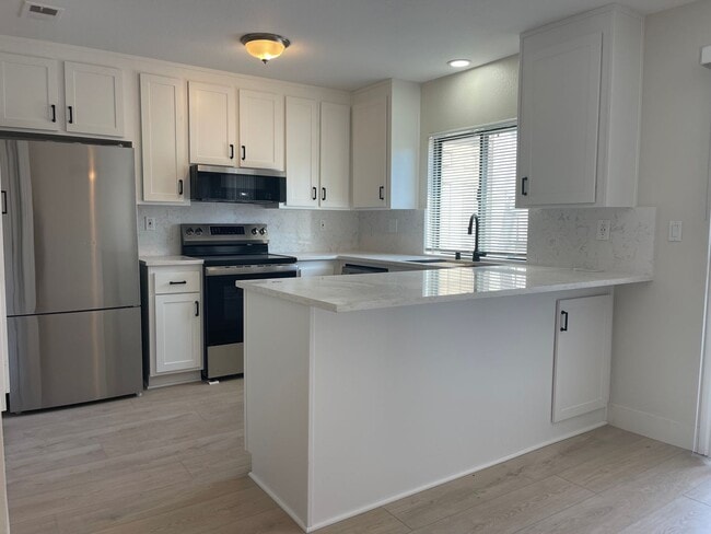Building Photo - Beautiful Updated 3 Bedroom, 2 1/2 Bath Condo