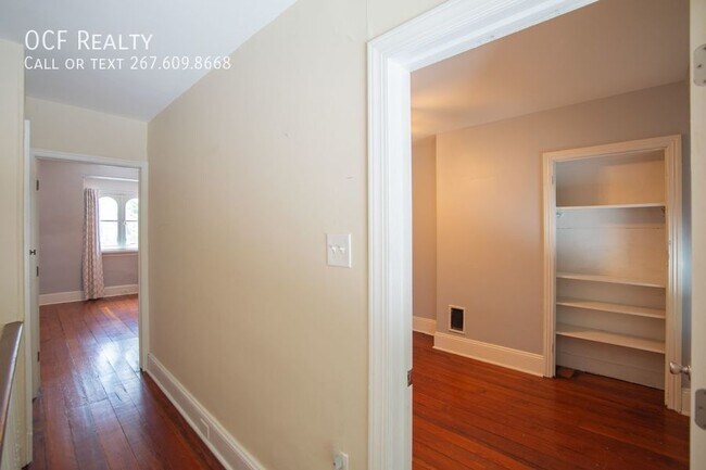 Building Photo - 2211 Bainbridge St