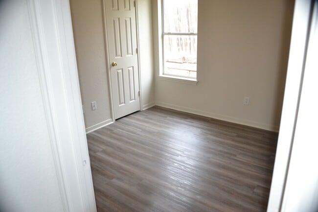 Building Photo - 212 Janelle Dr