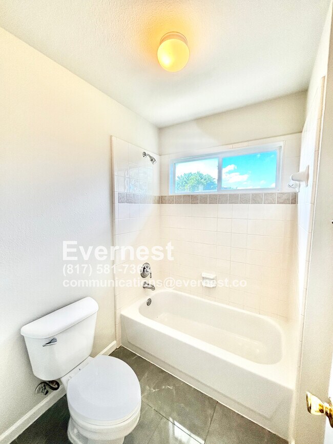 Building Photo - 4-Bedroom Home with Versatile Layout Near ...
