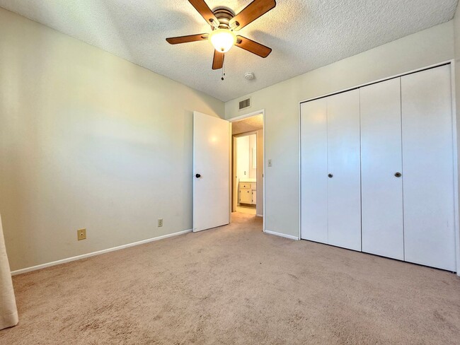 Building Photo - Charming Condo With Pool Access!