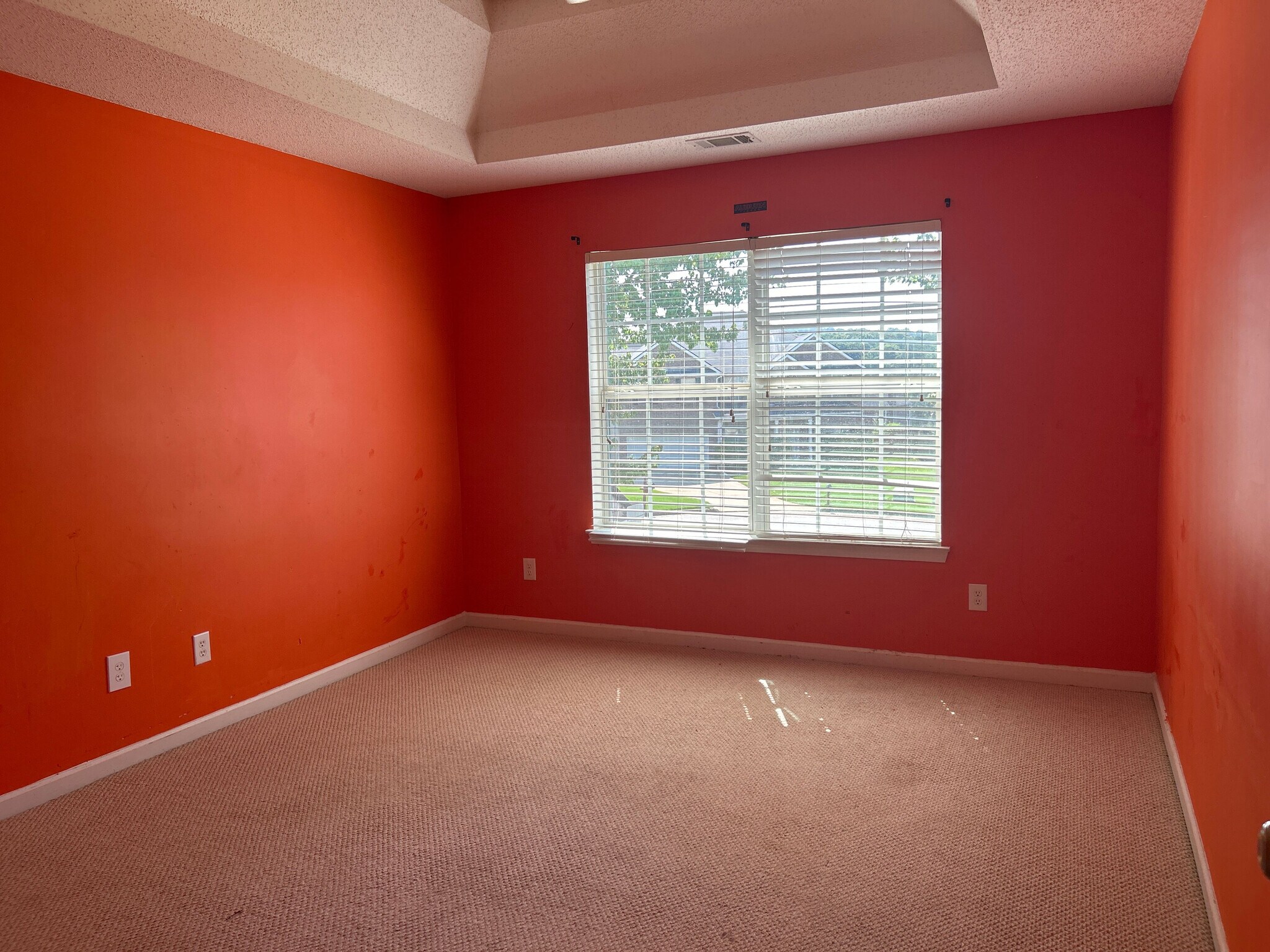 Building Photo - Room in House on Cabana Way