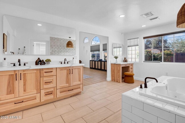 Building Photo - 10624 N 38th St