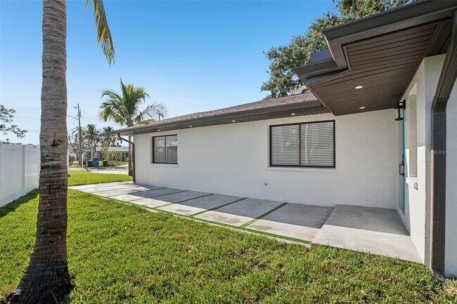 Building Photo - 1739 Bayou Grande Blvd NE