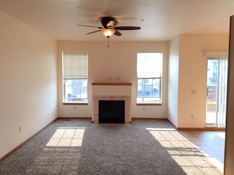 Building Photo - 833 Peace Ln