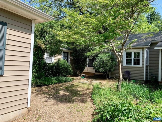 Building Photo - 111 Chelsea Dr