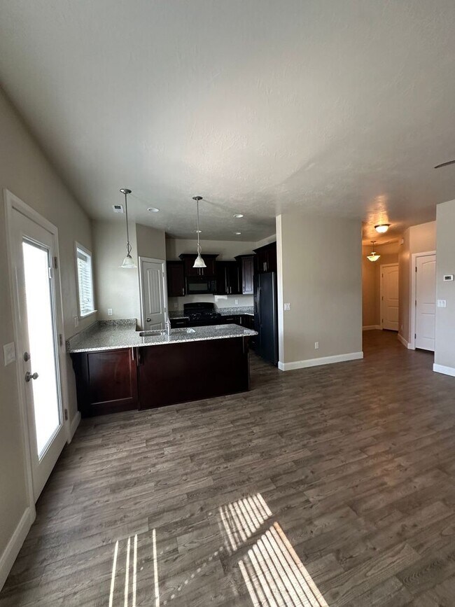 Building Photo - Charming Townhome