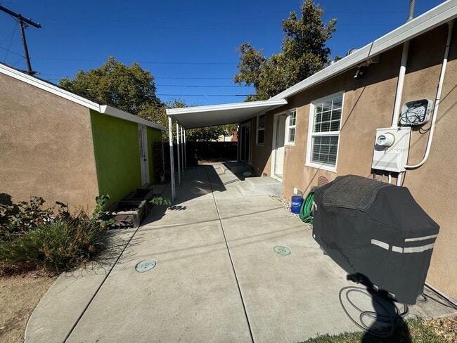Building Photo - 2 bedroom | 1 bathroom | Tahoe Park single...