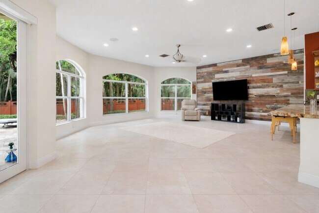 Building Photo - 6301 SW 58th Ct