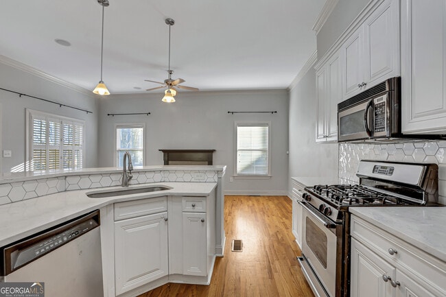 Building Photo - 225 Carlyle Park Dr