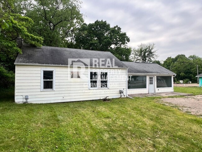 Building Photo - AVAILABLE NOW!! 3 Bedroom Home with Huge Y...