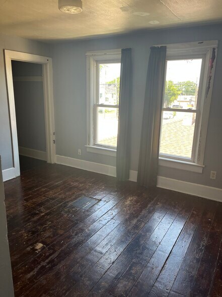 Building Photo - 312 Desnoyer St