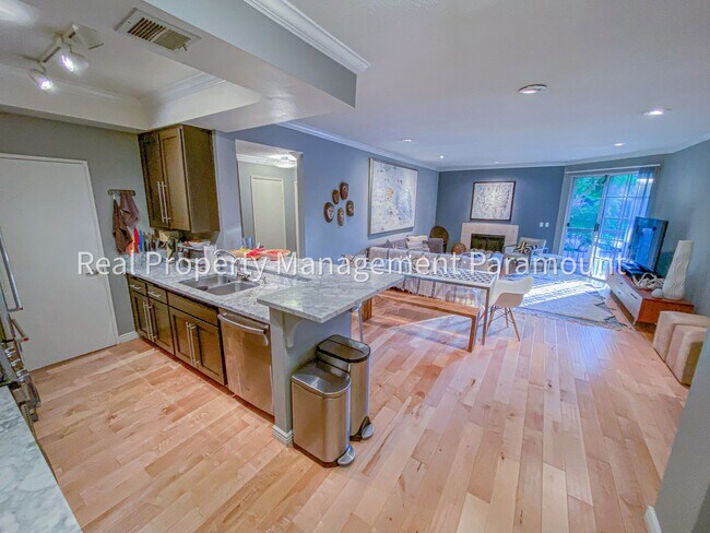 Building Photo - Don't miss out! 2 Bed 2 bath ready to go!