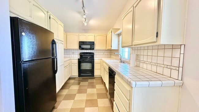 Building Photo - Lovely semi-attached, Single-Story Guest H...