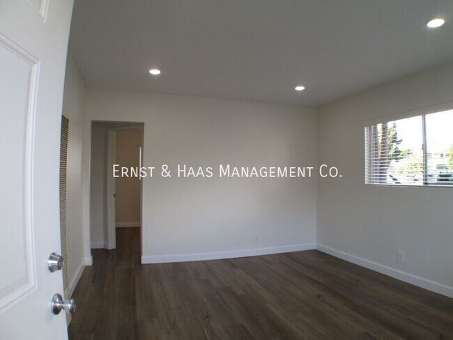 Building Photo - 230 E Hullett St