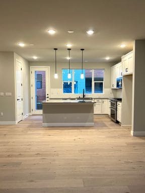 Building Photo - Modern 3Bed/2Bath PLUS 2 car garage Townhome in Bellevue!