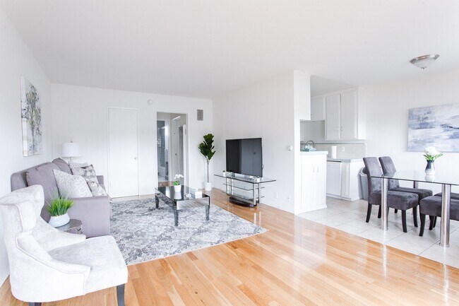 Interior Photo - 725 N Hayworth Ave