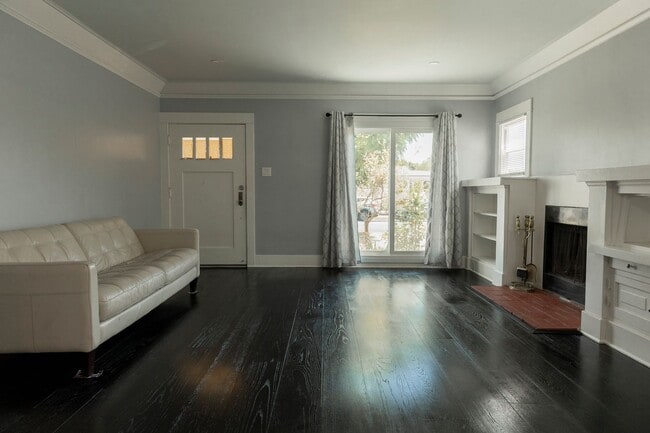 Building Photo - Lovely Home For Rent!
