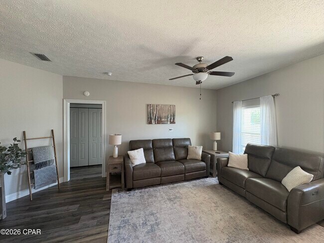 Building Photo - 801 W 17th St