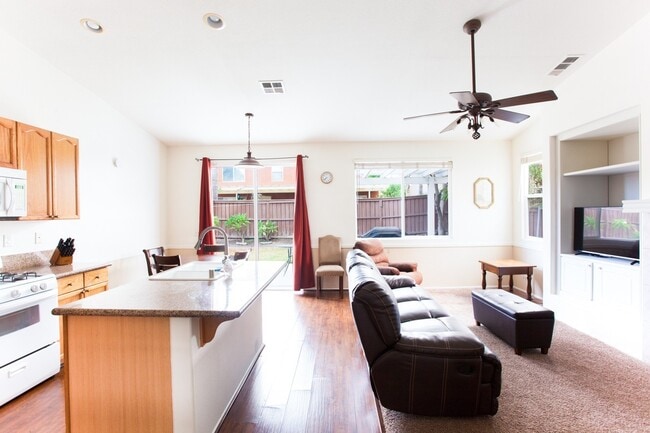 Building Photo - Spacious 4 Bedroom, 2 Bath Furnished Famil...