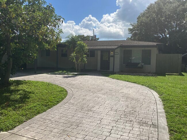 Hollywood Home - 1911 N 41st Ave