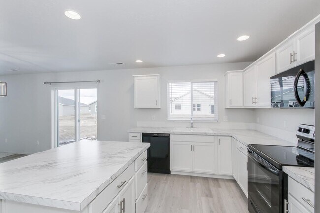 Building Photo - Newer 4 Bed / 2.5 Bath House For Rent _ Pl...