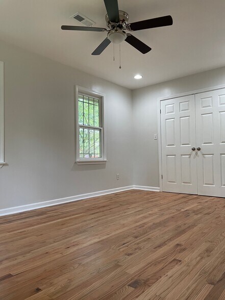 Building Photo - 349 Laquita Dr SE