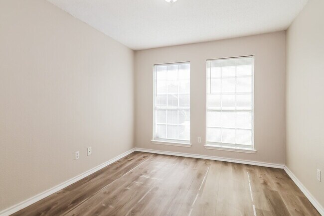 Building Photo - 2310 Summit Dr