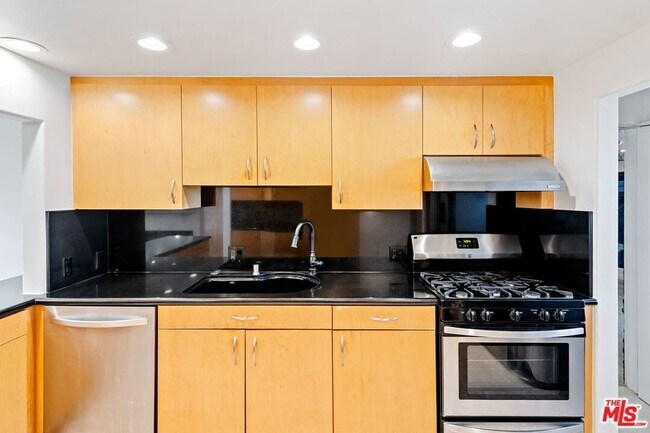 Building Photo - 516 1/2 Hill Street Unit