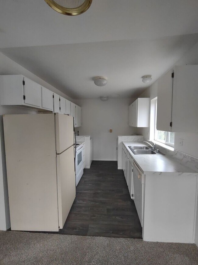 Building Photo - 3 BR, 2 BA unit in QUITE 4 plex. Storage & W/D included